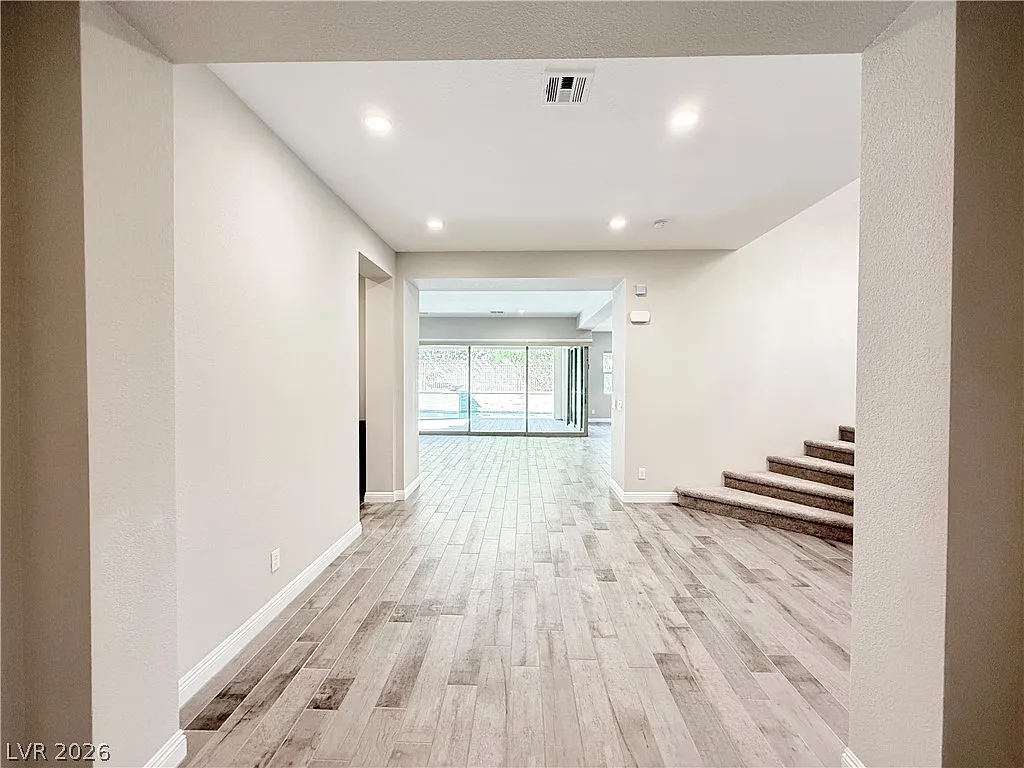 5 bed, 5.5 bath, 4233 sqft, $6,950 — Photo 3