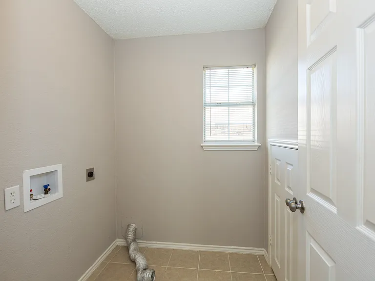 6718 Scarlet Dr — Photo 32