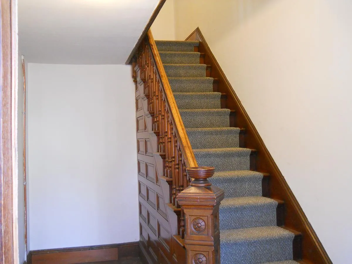 3 bed, 1050 sqft, $3,225 — Photo 2