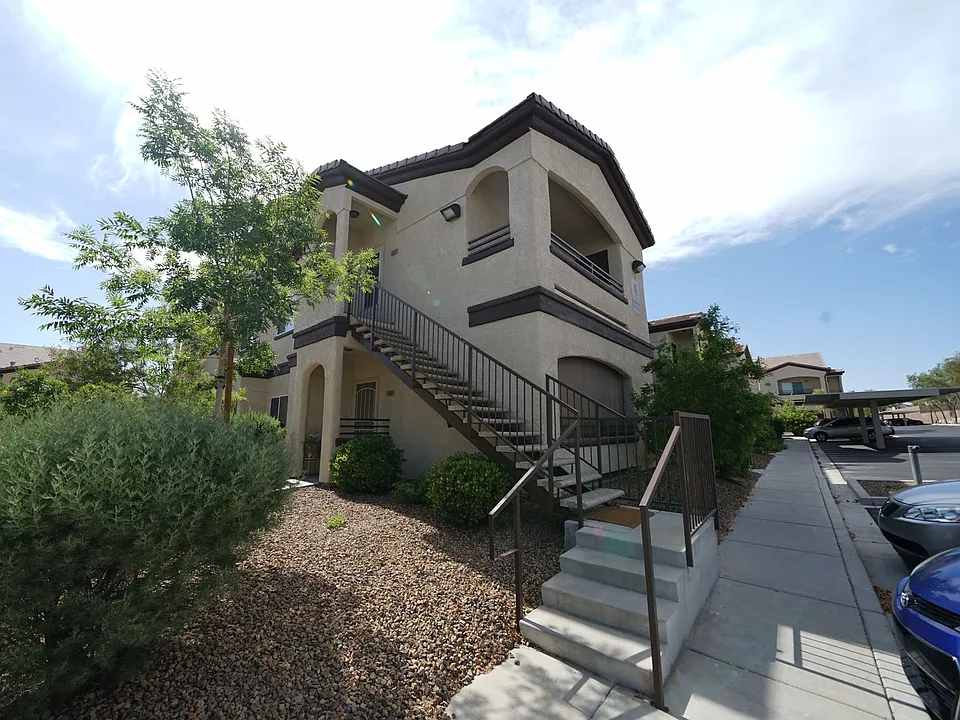 2291 W Horizon Ridge Pkwy #4220-4
