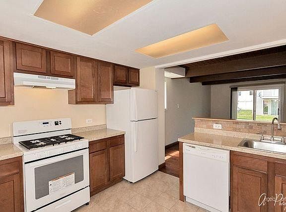 3rd image of 443 Meadow Green Ln