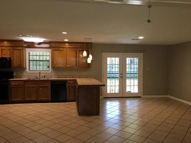 2395 Napoleon Ave — Photo 4