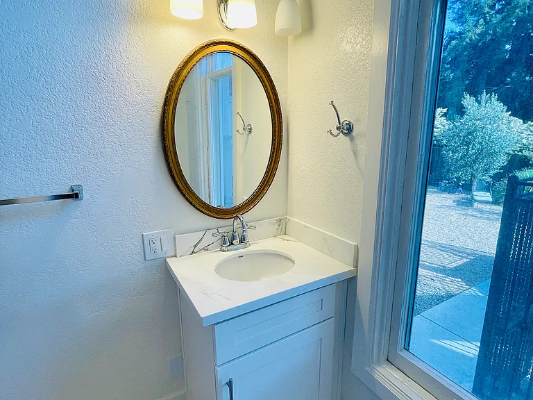 1120 Oak St #3 — Photo 12
