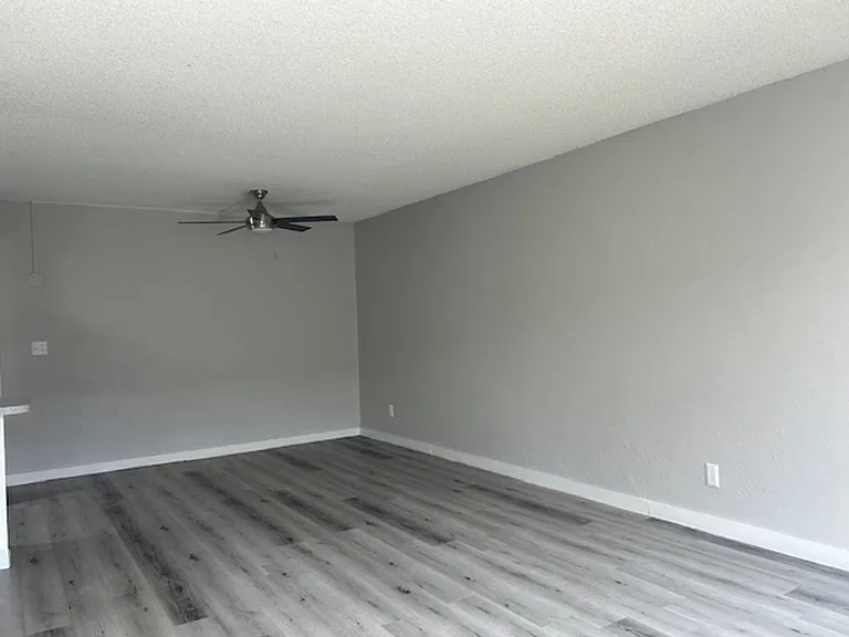 Waters Edge Apartments — Photo 42
