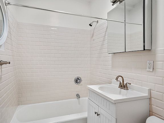 3rd image of 211 E 60th St APT D1