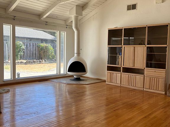 5th image of 1690 Holt Ave
