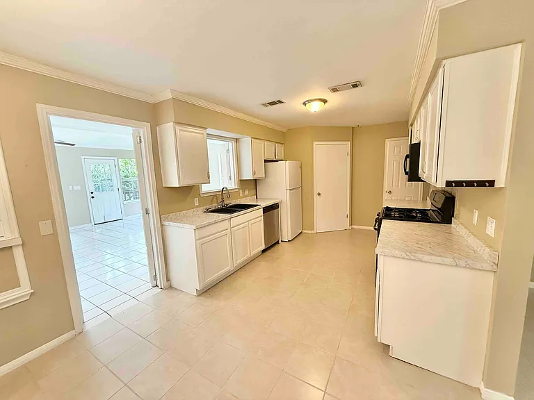 502 Dewberry Dr — Photo 6