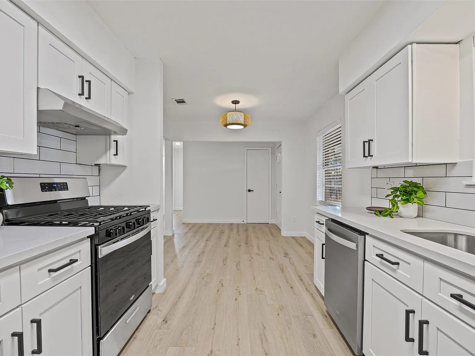 2 bed, 1.0 bath, 962 sqft, $1,975 — Photo 3