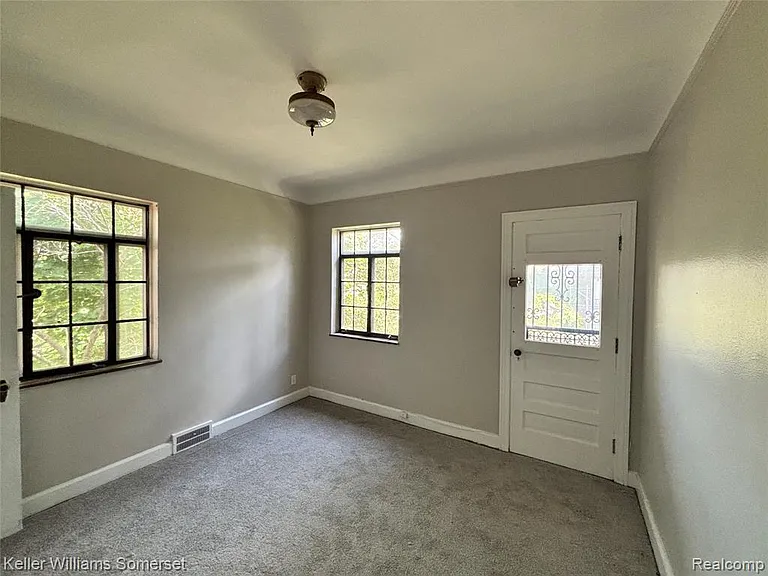 2943 Leslie St — Photo 16