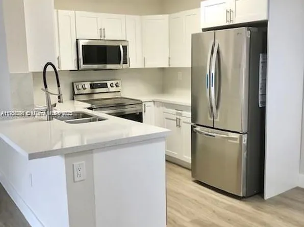 251 Palm Cir W APT 202, Hollywood, FL 33025