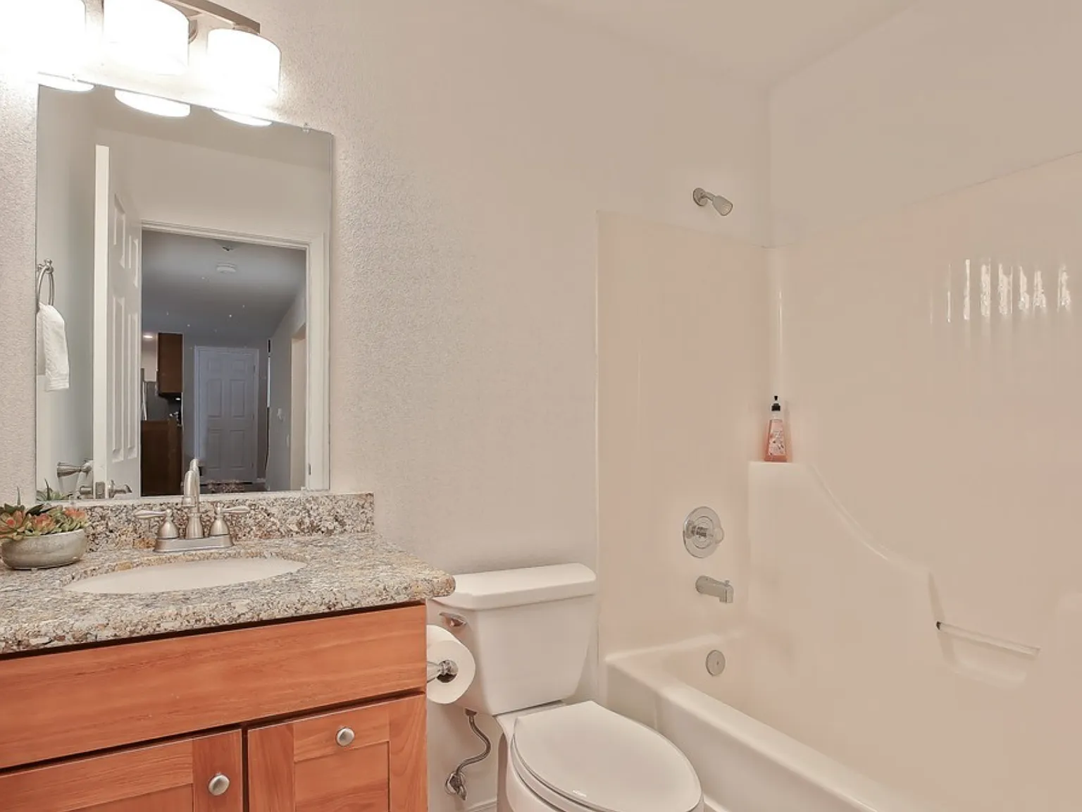 4 bed, 2530 sqft, $4,099 — Photo 3