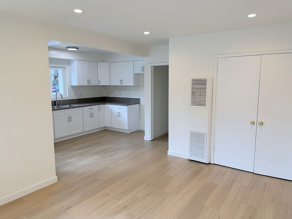 1st image of 2727 Montrose Ave #9