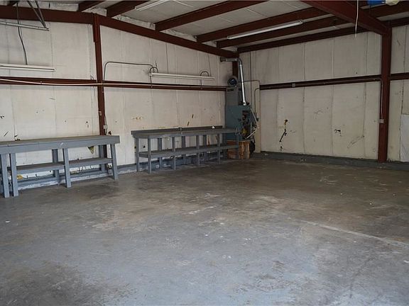 5th image of 104 W Wrangler Blvd