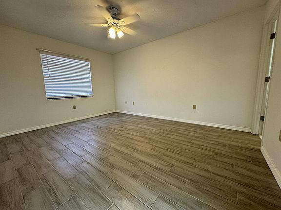 5th image of 1052 Deer Hollow Blvd