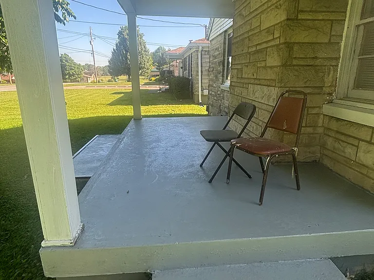 2111 E East Ln — Photo 6
