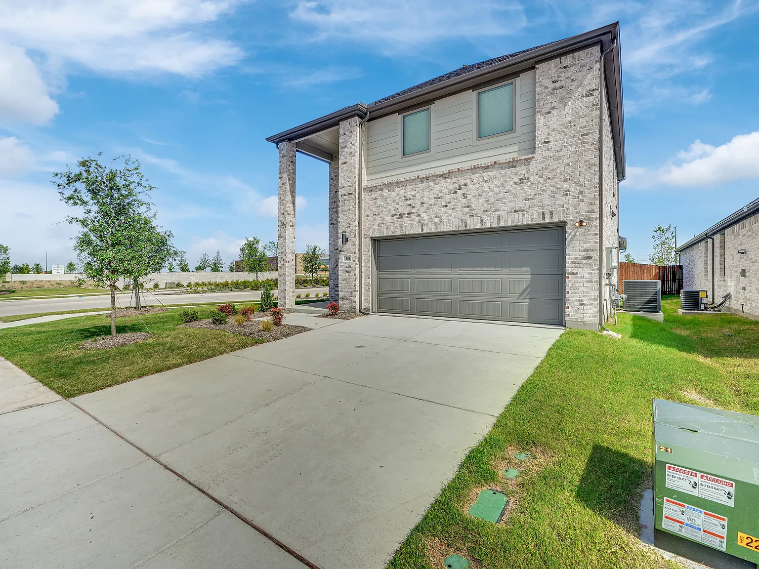 4 bed, 2.5 bath, 2350 sqft, $2,700 — Photo 2