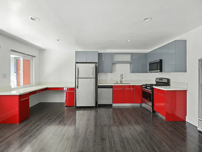 1321 W 36th Pl #3 — Photo 2