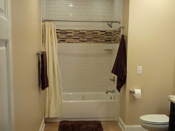 Tiled tub with mosiac