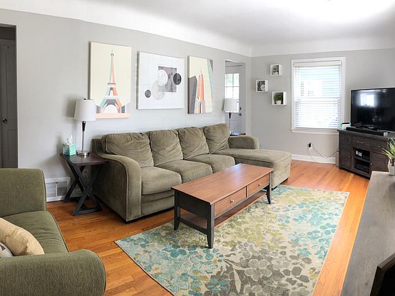 2nd image of 1119 Oaklawn St NE