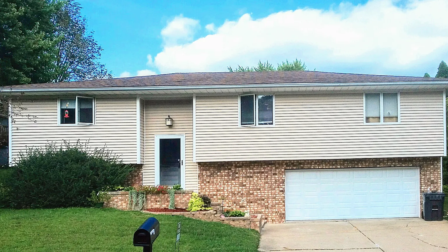 2202 Fahnders Dr photo 1