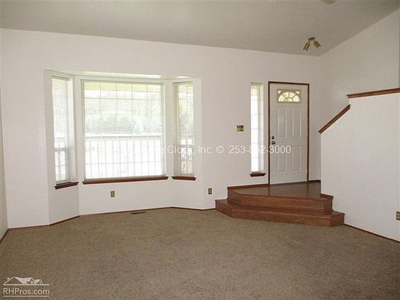 3rd image of 566 Hawthorne Ave S
