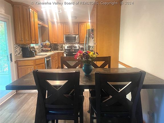 4th image of 121 Woodfield Ln