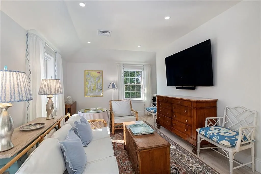 2 bed, 1.0 bath, 1600 sqft, $4,500 — Photo 2