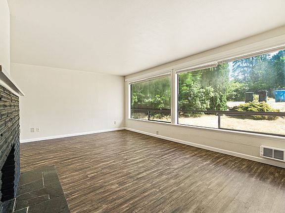 4th image of 16747 3rd Ave NE #1