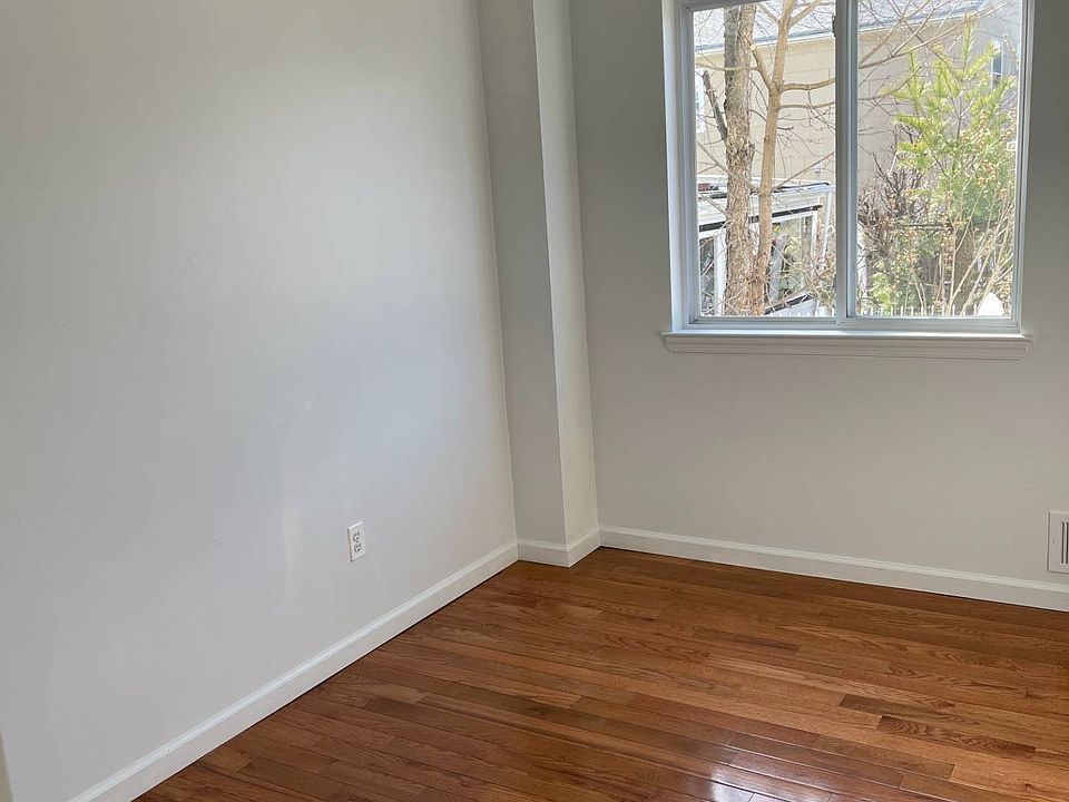 1st image of 284 Giffords Ln