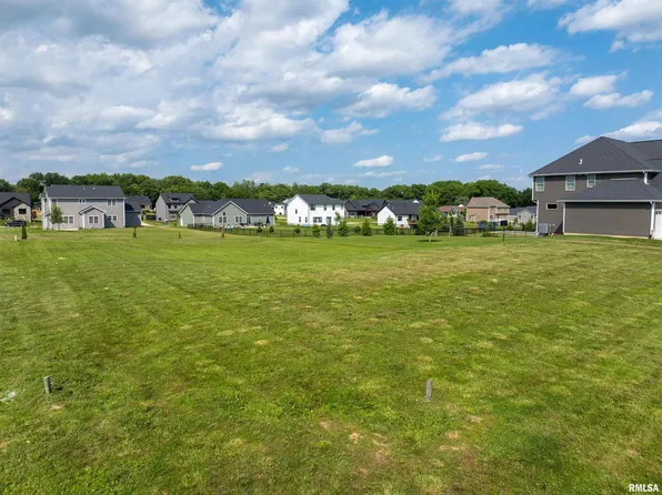 8 Woods Estates Of Riverdale Dr, Bettendorf, IA 52722