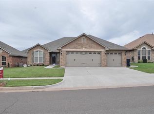 9213 Crooked Creek Ln, Moore, OK 73160