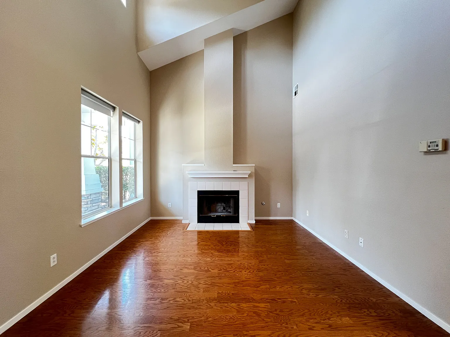 3 bed, 2.5 bath, 1330 sqft, $5,600 — Photo 3