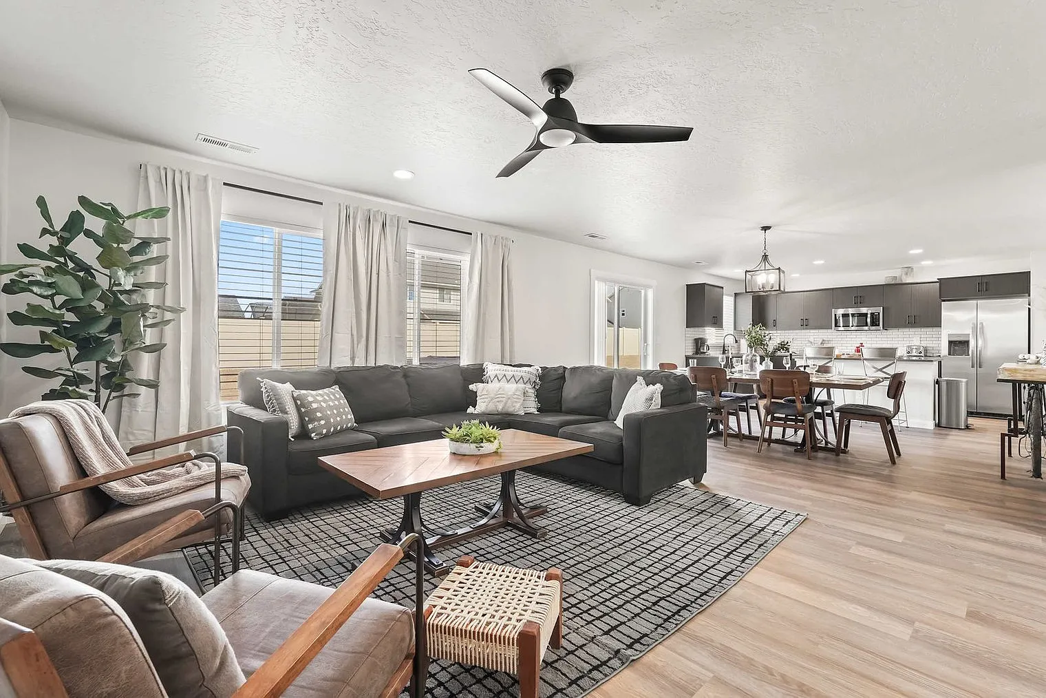 6 bed, 2.0 bath, 2798 sqft, $10,217 — Photo 4