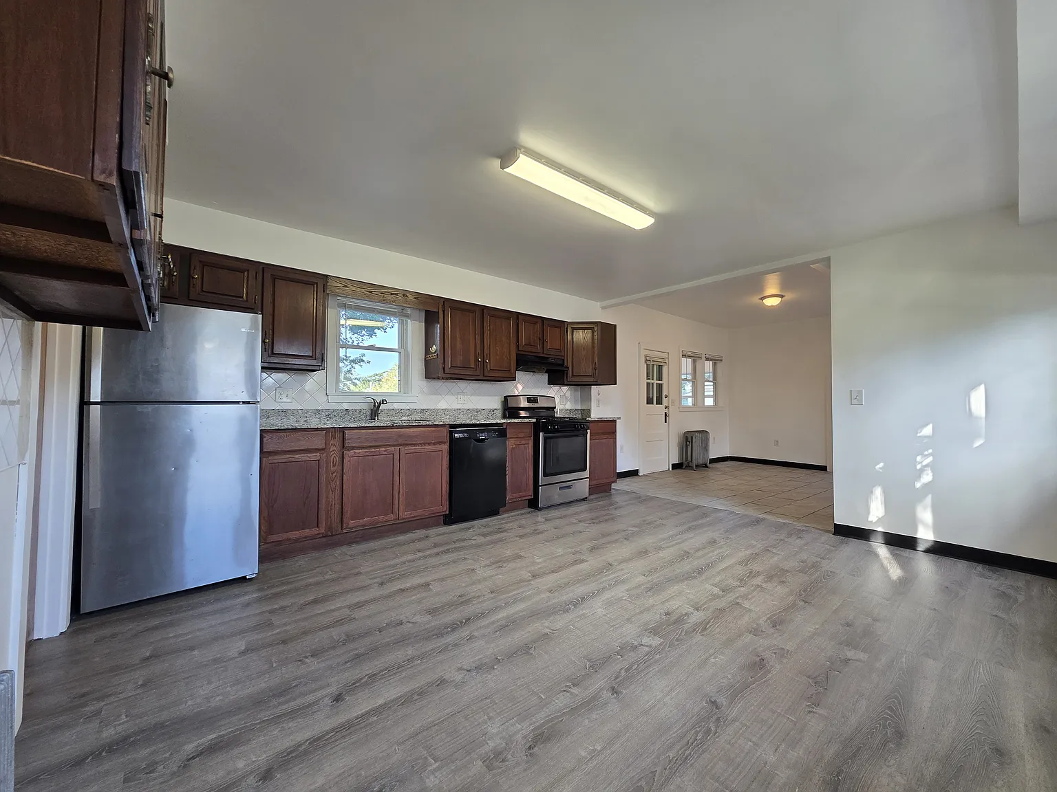  579 Park Ave 1stflr Updated 2b/1b In-Unitlaundry Sunroom! Petsok Prkg — Photo 3