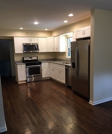 3rd image of 226 Elmwood Dr