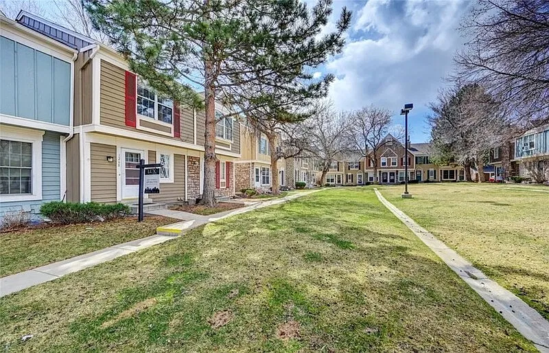 3 bed, 2.0 bath, 1274 sqft, $2,500 — Photo 2