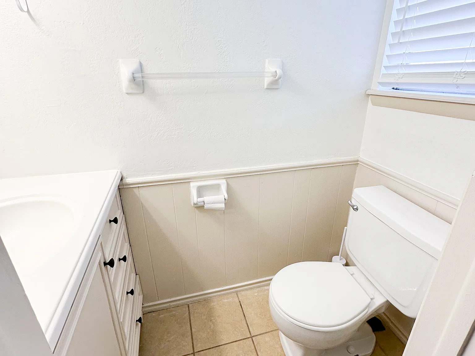 Master Bedroom Room Rental | Private Half Bath | All Bills Included |Lawton — Photo 4