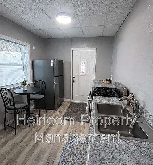 1201 W 3rd St #3 — Photo 3