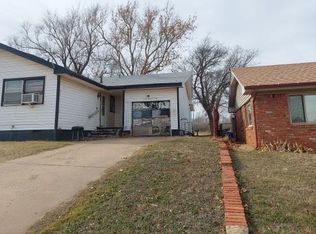 740 N 5th St, Clinton, OK 73601