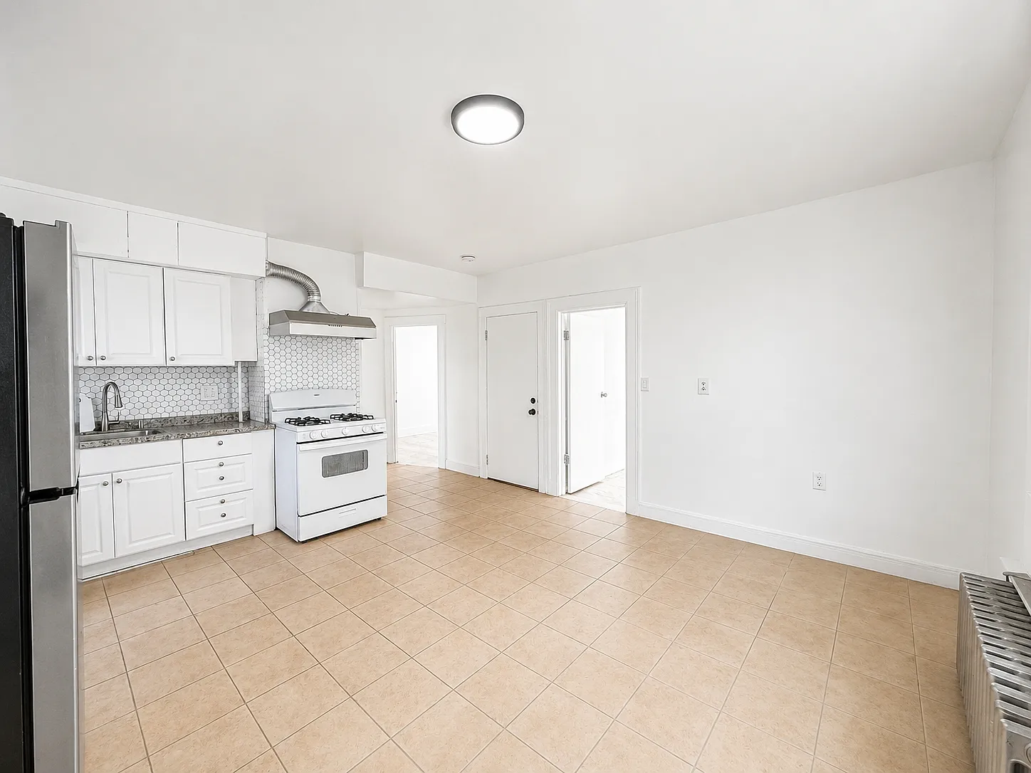 3 bed, 900 sqft, $2,400 — Photo 4