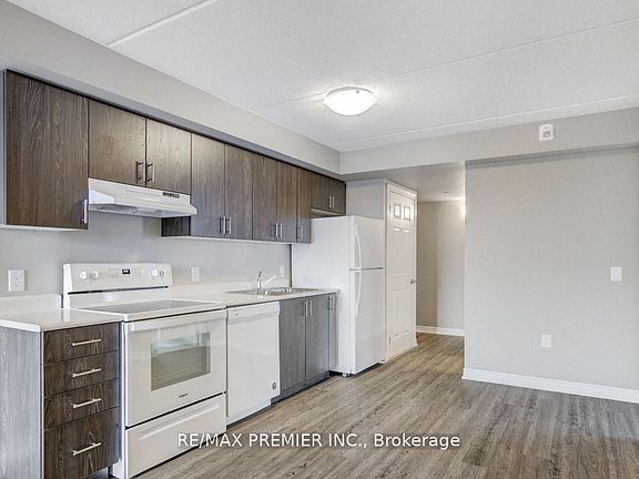 5th image of 716 Main St E #905