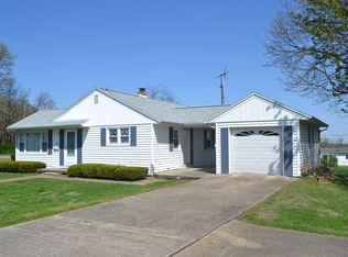 102 Hillcrest Dr, Albion, IL 62806