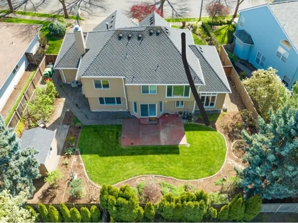 648 NW Pacific Grove Dr, Beaverton, OR 97006