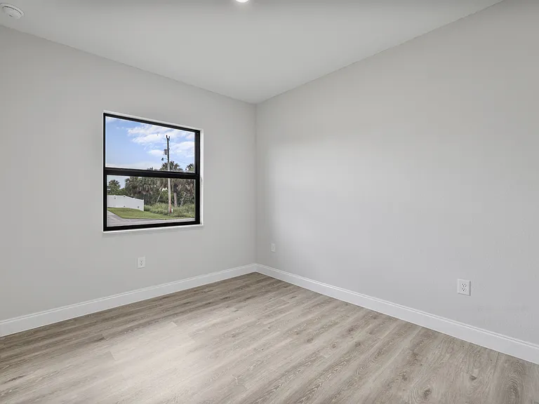 727 Cane St E — Photo 21