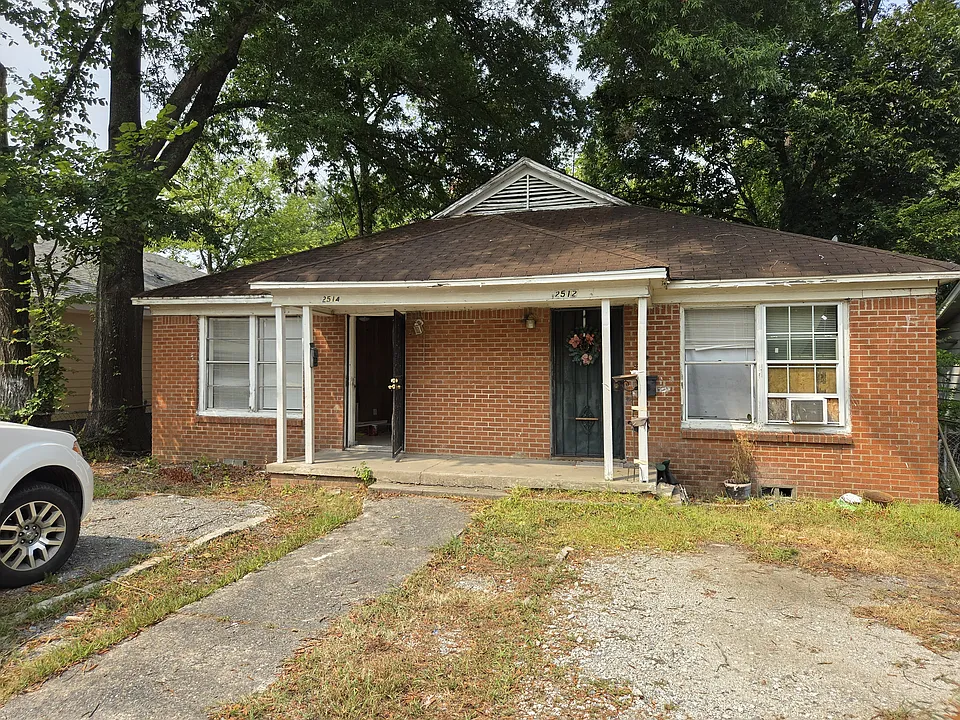 2514 Maple St