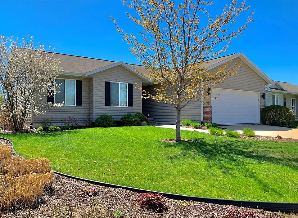 1st image of 929 Tiara Dr NE