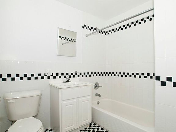 5th image of 960 Willoughby Ave APT 4D
