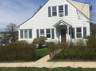 31 Lakeview Dr, West Harrison, NY 10604