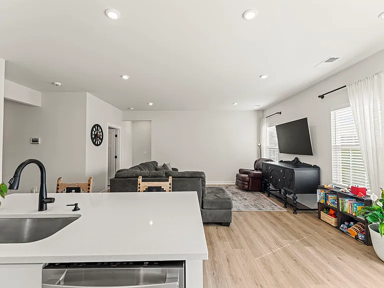 5095 Ives Ave — Photo 15