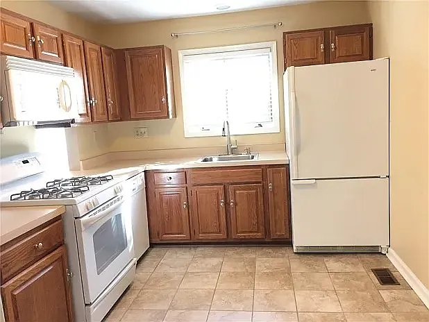 10 Southwick Ct — Photo 8